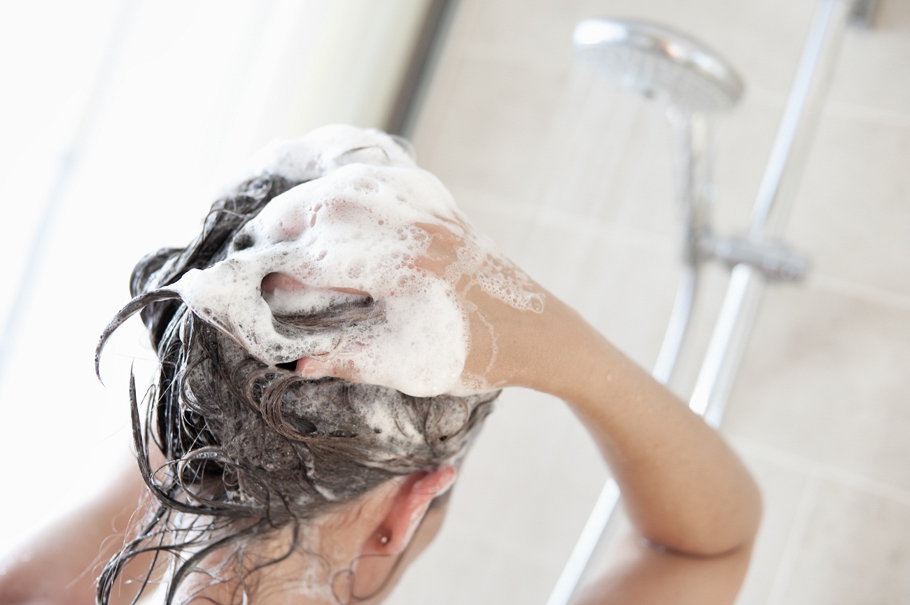 Is it healthy to rinse your hair with urine?